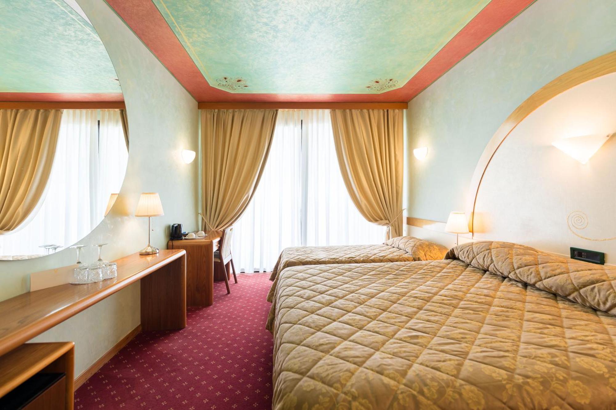 Hotel Aquila D'Oro Desenzano Desenzano del Garda Chambre photo