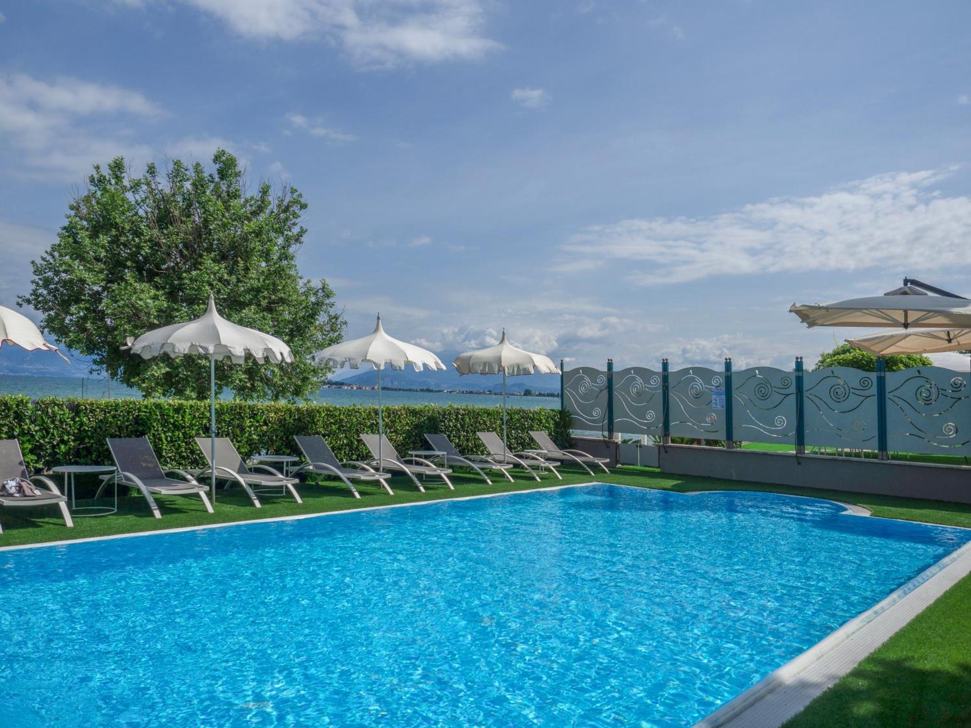 Hotel Aquila D'Oro Desenzano Desenzano del Garda Extérieur photo