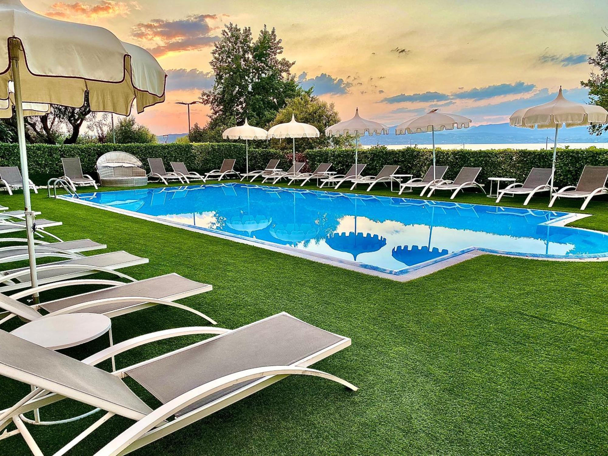 Hotel Aquila D'Oro Desenzano Desenzano del Garda Extérieur photo