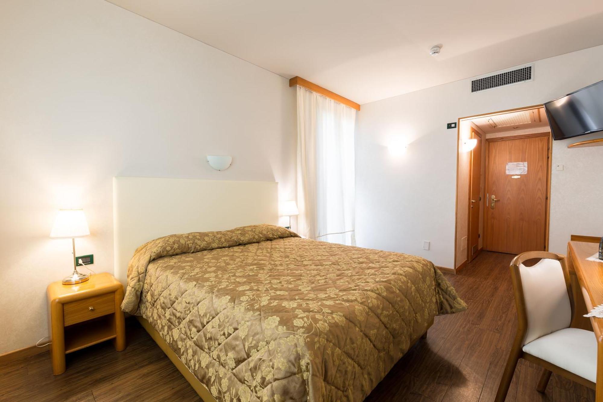 Hotel Aquila D'Oro Desenzano Desenzano del Garda Extérieur photo